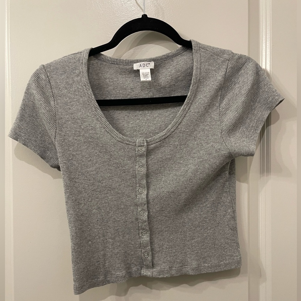 Gray cropped faux snap t-shirt size Small